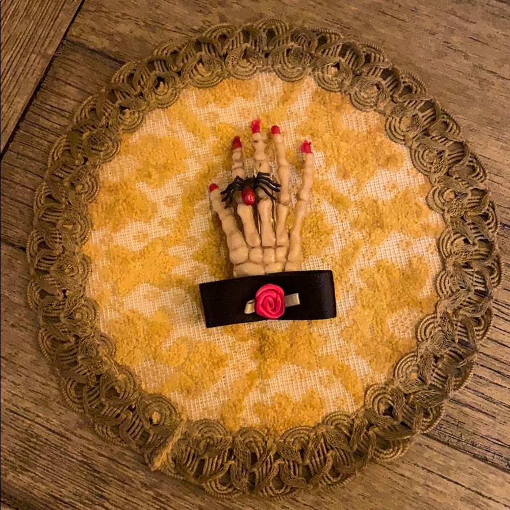 Halloween skeleton hand w spider 🕷 hair clip DOD - Picture 3 of 13